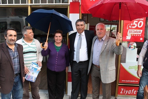 AKP'liler şemsiye almak için yarıştılar.
