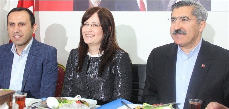 Ak Parti adayları basınla kahvaltıda buluştu