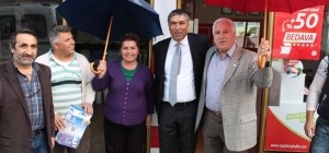 AKP'liler şemsiye almak için yarıştılar.