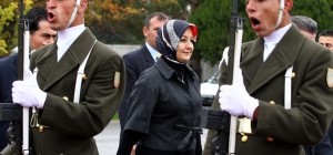 Eşiniz Başını Açsın Heykelinizi Dikeriz..