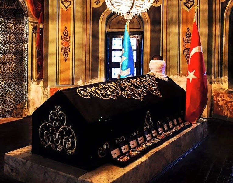 Dizisi Reyting Rekorları Kırıyor, Türbesi Dökülüyor