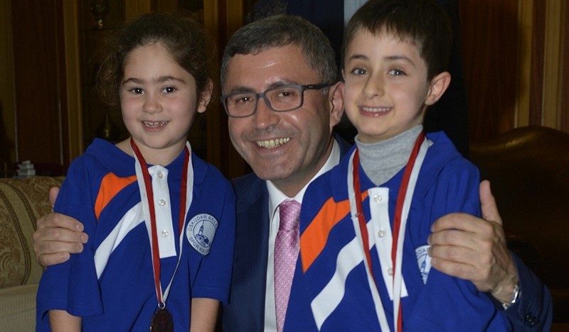 Hilmi Türkmen'den Şampiyonlara Ödül