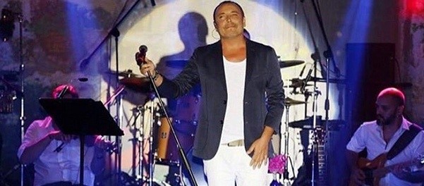 Cenk Eren'den sahne şov