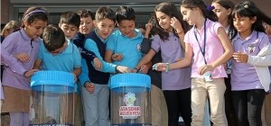 Tekerlekli sandalye mavi kapakta