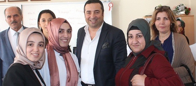 AK Parti'den Öğretmenlere  Karanfilli Kutlama Ziyareti