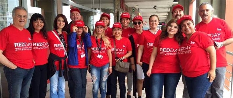 Bugün Dünya'da her yer rengarenk, çünkü Red Day