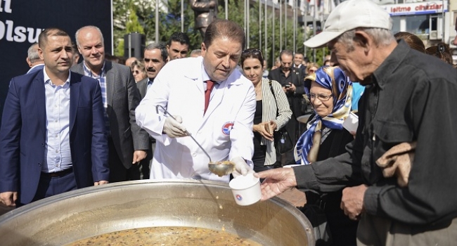 Dev kazanlarla 10 bin kişiye aşure dağıtıldı