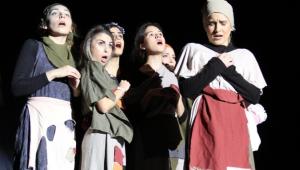 Kartallı tiyatroseverlerle buluşan oyun