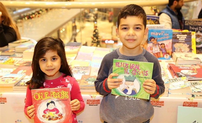 Binlerce Çocuk Tiyatro ve Kitapla Buluştu