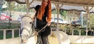 Ünlü Oyuncu At Biniyor