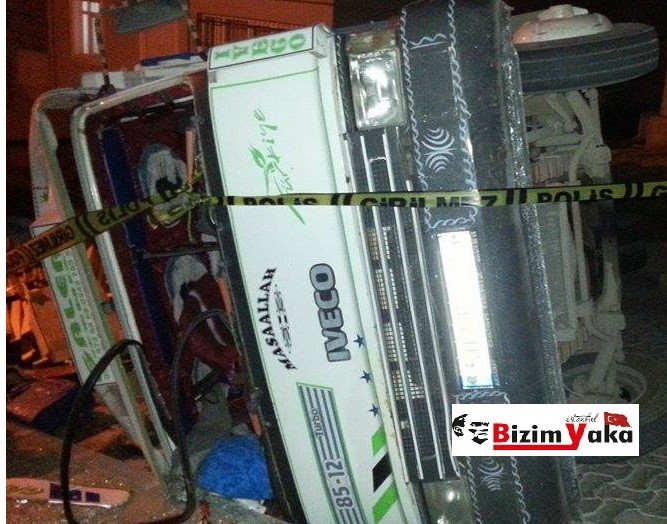 Ataşehir'de kamyon devrildi.