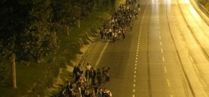 Suriyeliler TEM'de Edirne'ye Yürüyüyor
