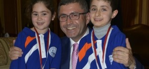 Hilmi Türkmen'den Şampiyonlara Ödül