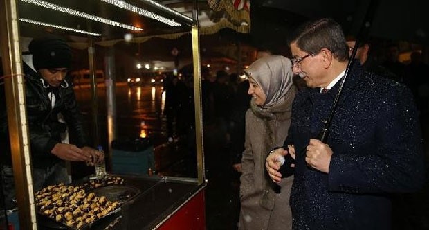 Davutoğlu Çiftinin Romantik Yürüyüşü
