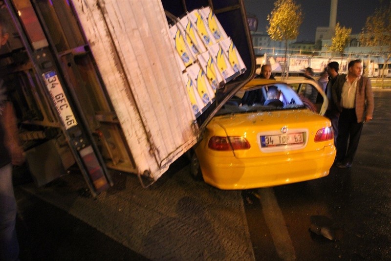Ataşehir gümrük meydanında trafik kazası