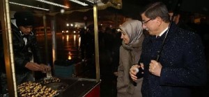 Davutoğlu Çiftinin Romantik Yürüyüşü
