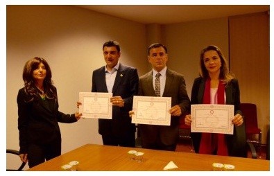 Gamze Akkuş İlgezdi Mazbatasını aldı.