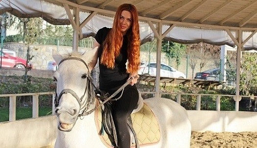 Ünlü Oyuncu At Biniyor