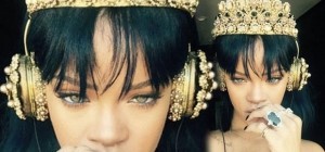 Albümünü 27 Bin TL'lik Kulaklıkla Dinledi!