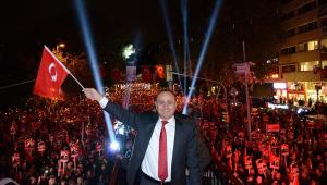KADIKÖY'DE YÜZ BİNLER CUMHURİYET VE ÖZGÜRLÜK İÇİN YÜRÜDÜ