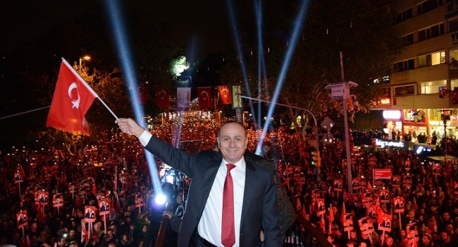 KADIKÖY'DE YÜZ BİNLER CUMHURİYET VE ÖZGÜRLÜK İÇİN YÜRÜDÜ