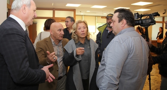 Mete Akyol'un ailesi taziyeleri kabul ediyor..
