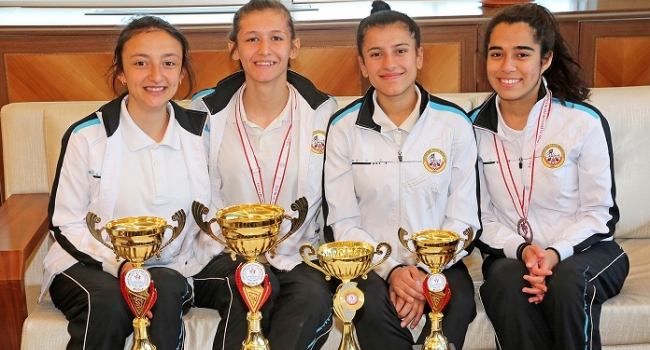 ENGELLERİ AŞIP, KUPALARINI ALDILAR