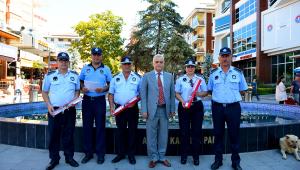 Maltepe zabıtasından vatandaşlara gül