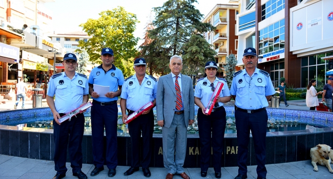 Maltepe zabıtasından vatandaşlara gül