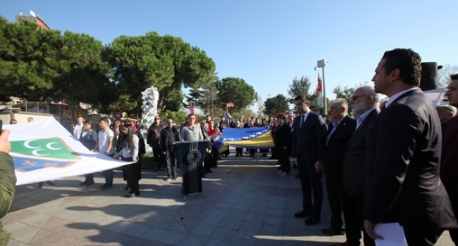 Bosna sancak derneklerinden Srebrenıca soykırım anıtı önünde protesto