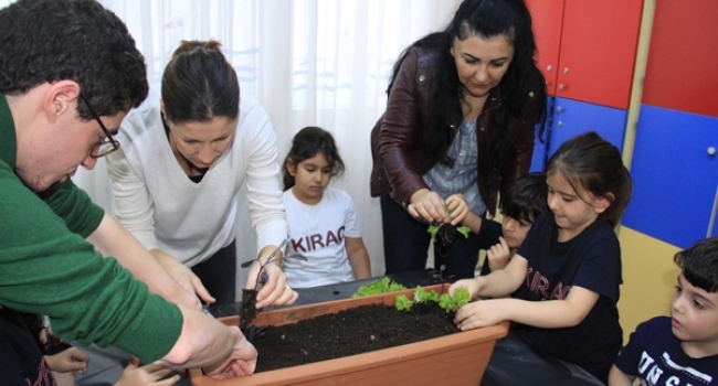 Minik eller toprakla buluştu