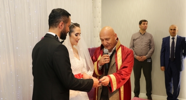 Başkan Altınok öz genç çiftin mutluluğuna ortak oldu