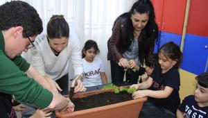 Minik eller toprakla buluştu