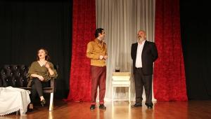 Vay sen misin ben olan? Adlı tiyatro oyunu Kartal’da sahnelendi