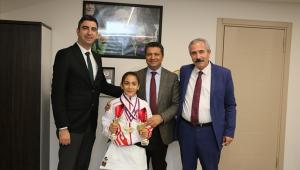 Milli sporcu Armina Erkan’dan kartal belediyesi ziyareti