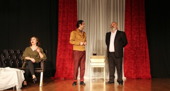 Vay sen misin ben olan? Adlı tiyatro oyunu Kartal’da sahnelendi