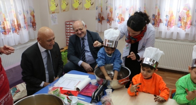 Kreşli minikler mutfak atölyesinde maharetlerini bir kez daha gösterdi