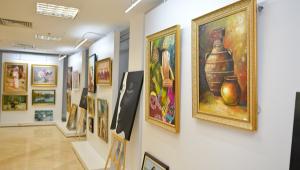 Resim öğretmeni ve öğrencilerinden Işıltılı Fırçalar sergisi