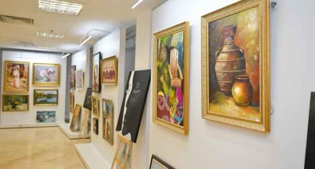 Resim öğretmeni ve öğrencilerinden Işıltılı Fırçalar sergisi