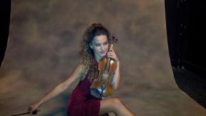 ÜNLÜ OYUNCU YILBAŞINDA SAHNEDE