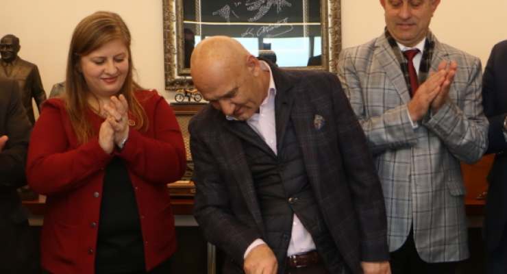 BAŞKANA DOĞUM GÜNÜ SÜRPRİZİ