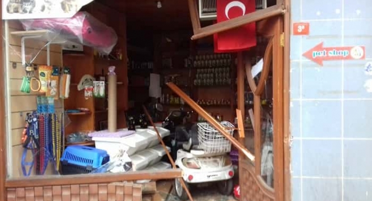 BÜYÜKADA' DA DÜKKANA KAMYON GİRDİ!