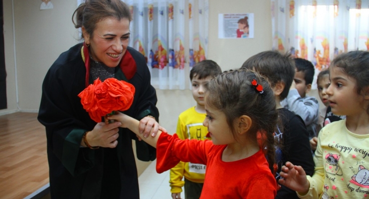 MİNİKLERE DEMOKRASİ DERSİ