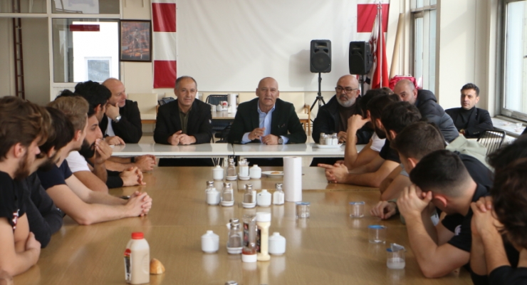 BAŞKAN ALTINOK ÖZ KARTALSPORLU FUTBOLCULARLA BULUŞTU