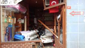 BÜYÜKADA' DA DÜKKANA KAMYON GİRDİ!