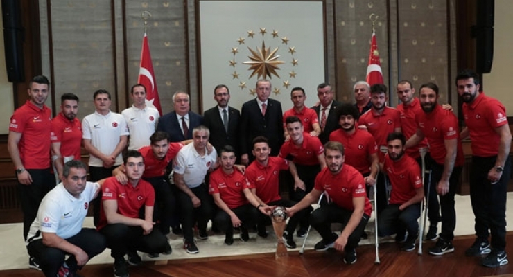ERDOĞAN AMPUTE MİLLİ TAKIMI'NI KABUL ETTİ