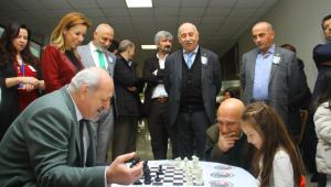 KARTALLI MİNİKLER UĞUR MUMCU’YU SATRANÇ TURNUVASINDA ANDI
