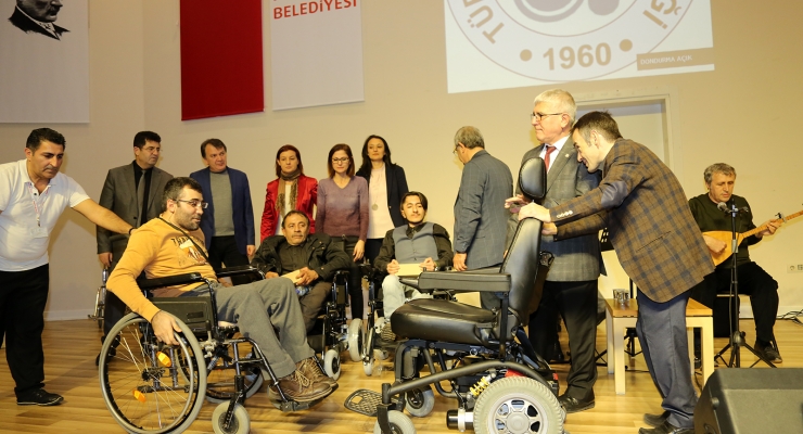 ENGELLİ VATANDAŞLARA TEKERLEKLİ SANDALYE DAĞITILDI