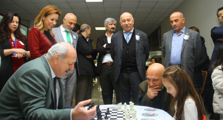 KARTALLI MİNİKLER UĞUR MUMCU’YU SATRANÇ TURNUVASINDA ANDI