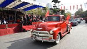 KADIKÖY’DE KLASİK OTOMOBİLLİ RESMİ GEÇİT TÖRENİ